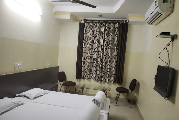 1 x Deluxe AC Room